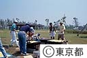 若洲海浜公園でキャンプを楽しむ若者たち
