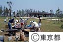 若洲海浜公園でキャンプを楽しむ若者たち
