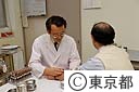 保健所で行われている、エイズ検査の採血