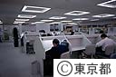 都政情報センターの閲覧室で資料を調べる都民