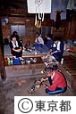 雲取山荘で食事をつくる登山者