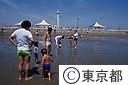葛西海浜公園の水辺で遊ぶ子供達