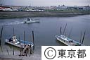 多摩川河口のあさり取りの船（前方羽田空港）