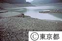 渇水でひび割れした下久保ダム