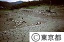 渇水で湖底をみせた神流湖