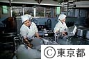小学校の学校給食炊事場