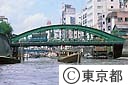 柳橋の下を行く屋形船