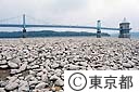 水不足で湖底が干上がった山口貯水池