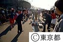 路上でダンスをする若者 ローラー族