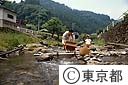 養沢川で水車を使ってイモ洗い