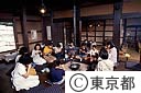 移築された民家の中でいろりを囲んで料理を作る子供達