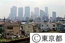 古い家並みの向こうにそびえる新宿高層ビル群