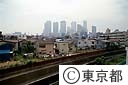 古い家並みの向こうに立つ新宿高層ビル群