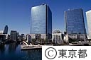 運河沿に建つオフィスビル