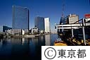 運河沿に建つオフィスビル