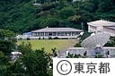 小笠原支庁、手前に見えるのがＮＴＴ
