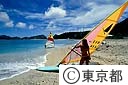 大村海岸でウィンドサーフィンの練習を始める女性