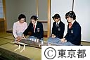 都立国際高校で、琴の練習をする生徒