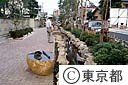 下小岩の水と彫刻のある歩道