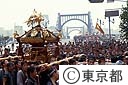 清洲橋を渡った深川八幡祭のみこし