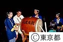 八丈太鼓を楽しむ人たち