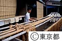 染めた糸を日に干す黄八丈の職人