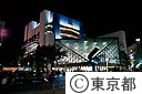 ライトアップされた、芸術劇場