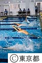 水泳の試合で背泳のスタートをする高齢者
