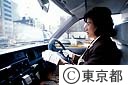 女性のタクシードライバー