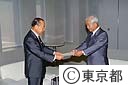 鈴木知事から井上町長に市制施行決定書。11月より羽村市が誕生