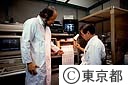 神経細胞の研究を進める研究員、神経科学総合研究所にて