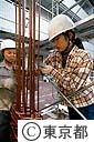 鉄筋工事の実習をこなす女性（建築施工管理科）