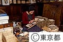 絵馬を作る職人さん