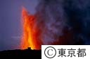 火口から、溶岩を噴き上げる三原山