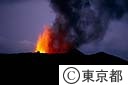 噴き上げる溶岩と共に、風に乗って流れる火山灰