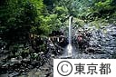 高尾山の蛇滝で、滝にうたれて修行をする行者