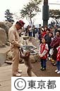 高尾山の自然動植物園では、人に慣れたサルが人気者