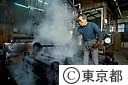 村山大島紬の板締染色の 糸を板ではさんでその部分が白く残るように染める