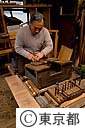村山大島紬の板締染色に使う板を特殊なカンナで作る人、硬い木質の水目桜を使う