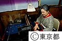 村山大島紬を半自動の織機で織る 紋様合せは手動である