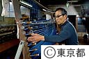 村山大島紬整経の工程、糸の長さをそろえ巻き取る、全て手作業だ