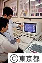 東京都繊維工業試験場では村山大島紬の伝統の絣をいかしながら、新デザインを考える
