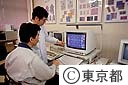 村山大島紬の新しいデザインをコンピュータで作り出す職員