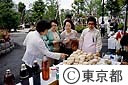 廃油を再利用して作った石けんを売るリサイクルグループ