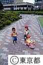 下水汚泥から作った透水性ブロック利用の歩道