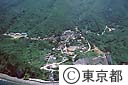 御蔵島の中心地、住宅地区（空撮）