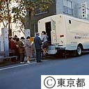 レントゲン検診車で検査を受ける人々