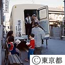レントゲン検診車で検査を受ける人々