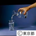 コップにつがれる水
