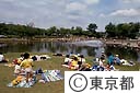 水辺で遊ぶ子供達